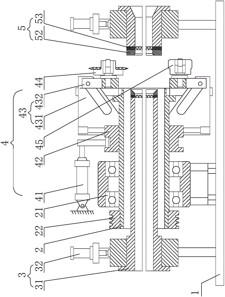 Clipping device for pipes