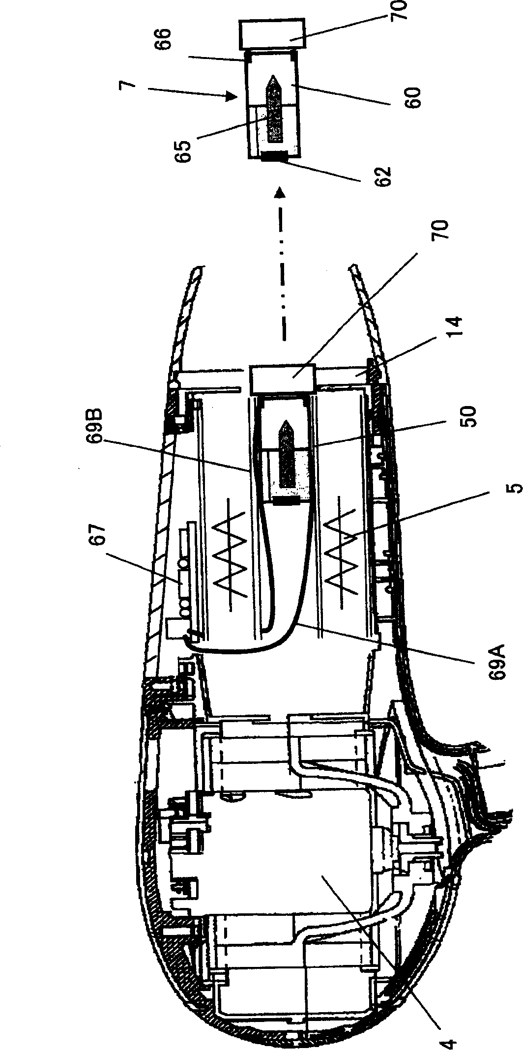 Electrostatic atomizing hairdryer and electrostatic atomizer