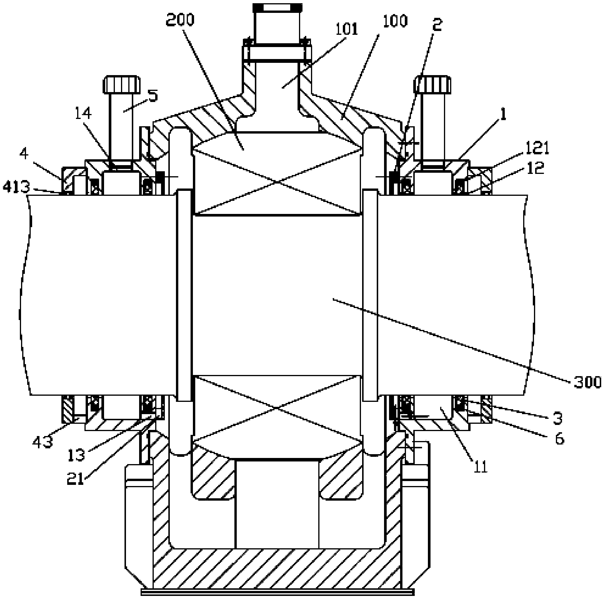 Automatic clearance compensation type efficient sealing device