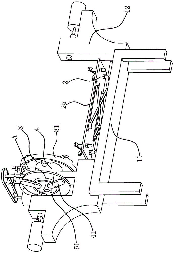 An automatic clamping device for a cylindrical workpiece engraving machine