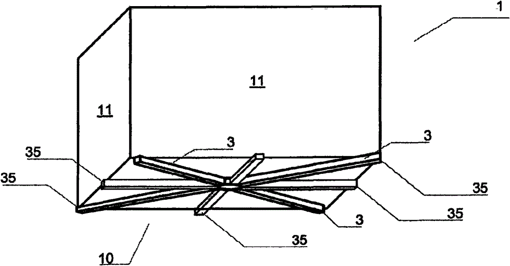 A liquefied gas tank with a central hub in the bottom structure