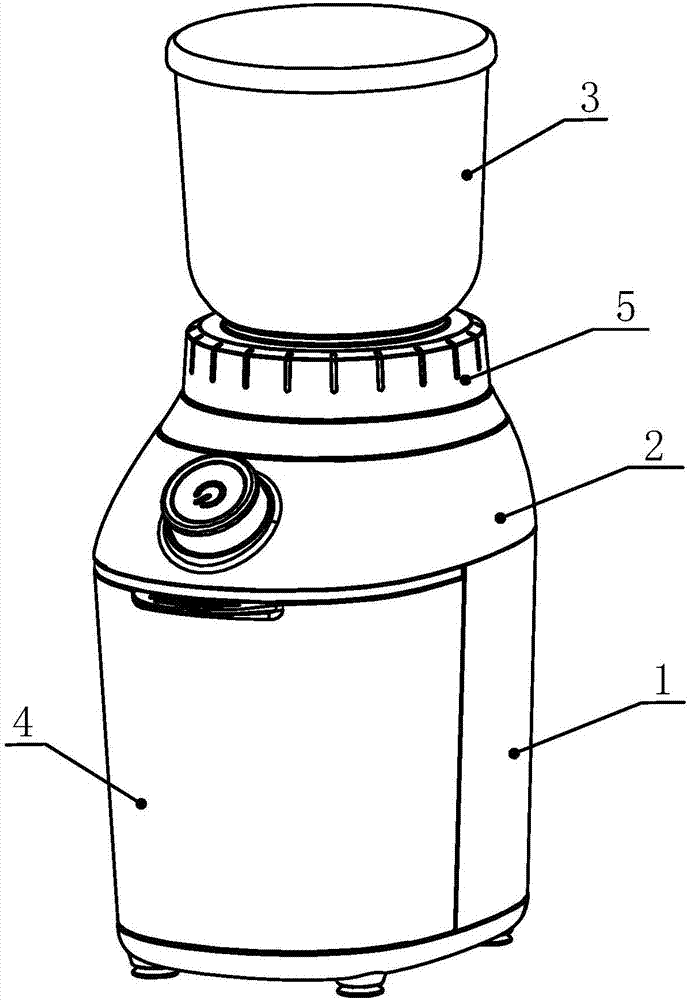 Regulating device for regulating fineness of ground coffee and coffee grinder