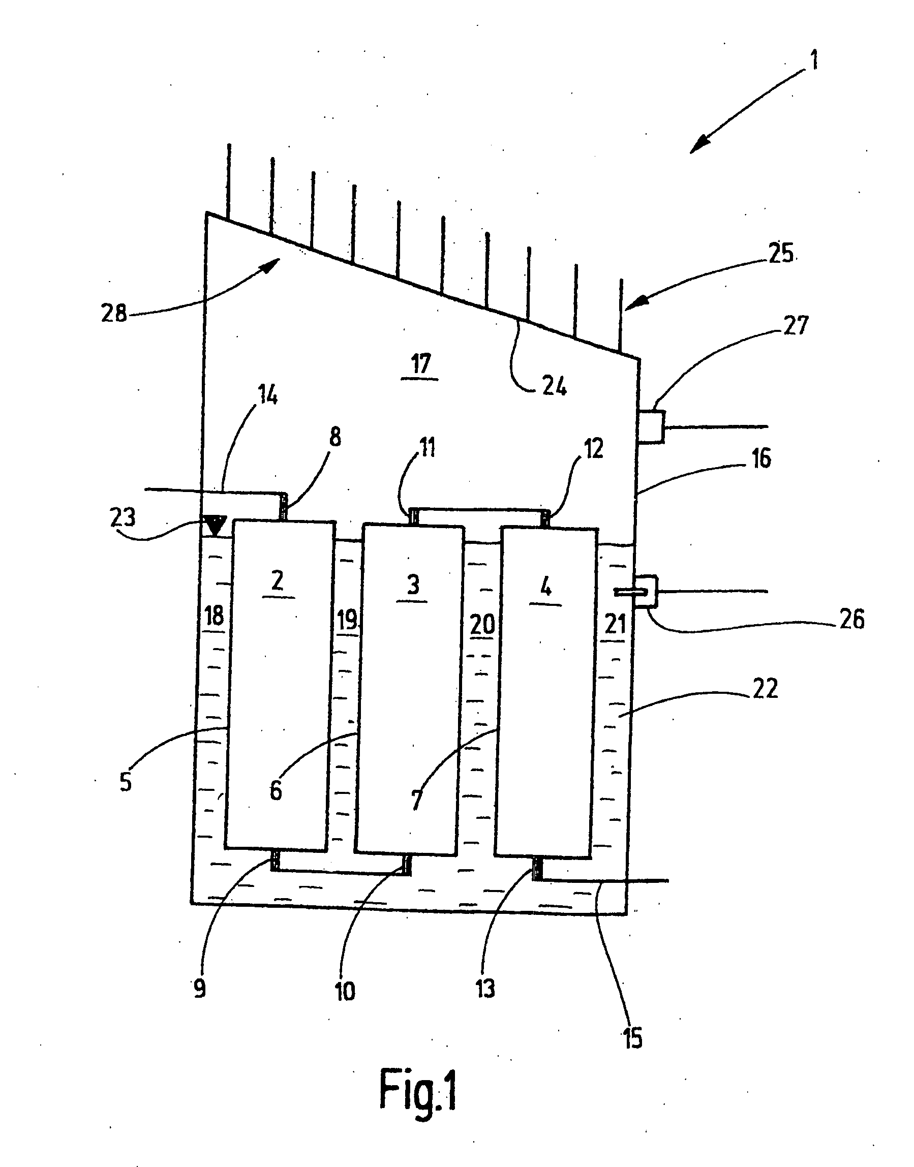 Cooled energy storage device and press including such a device