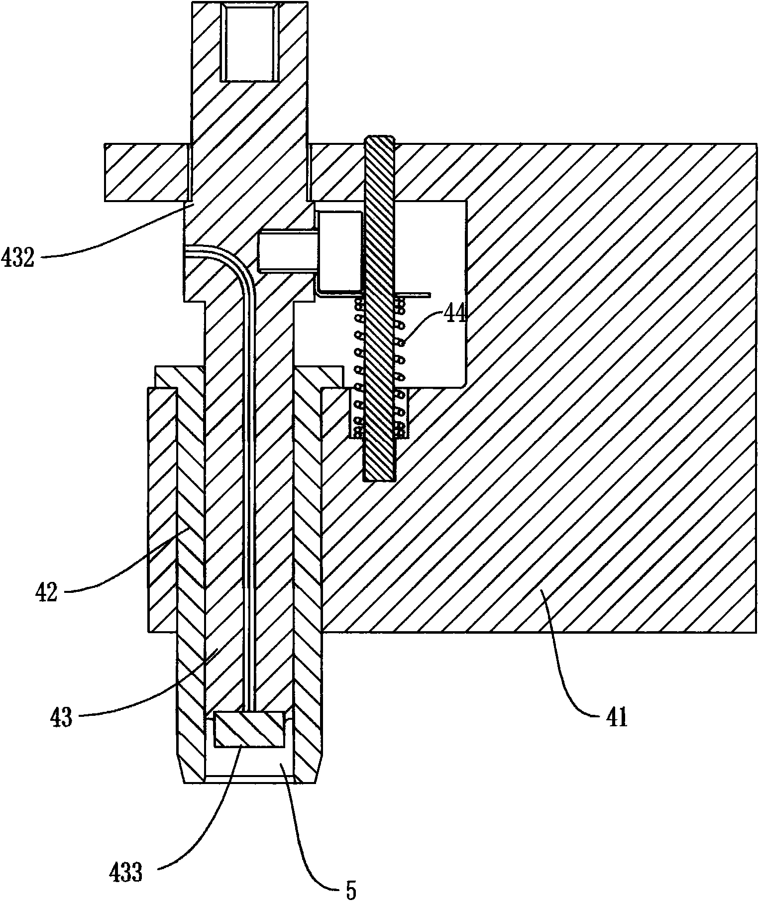 Automatic assembling device for elements and assembling method thereof