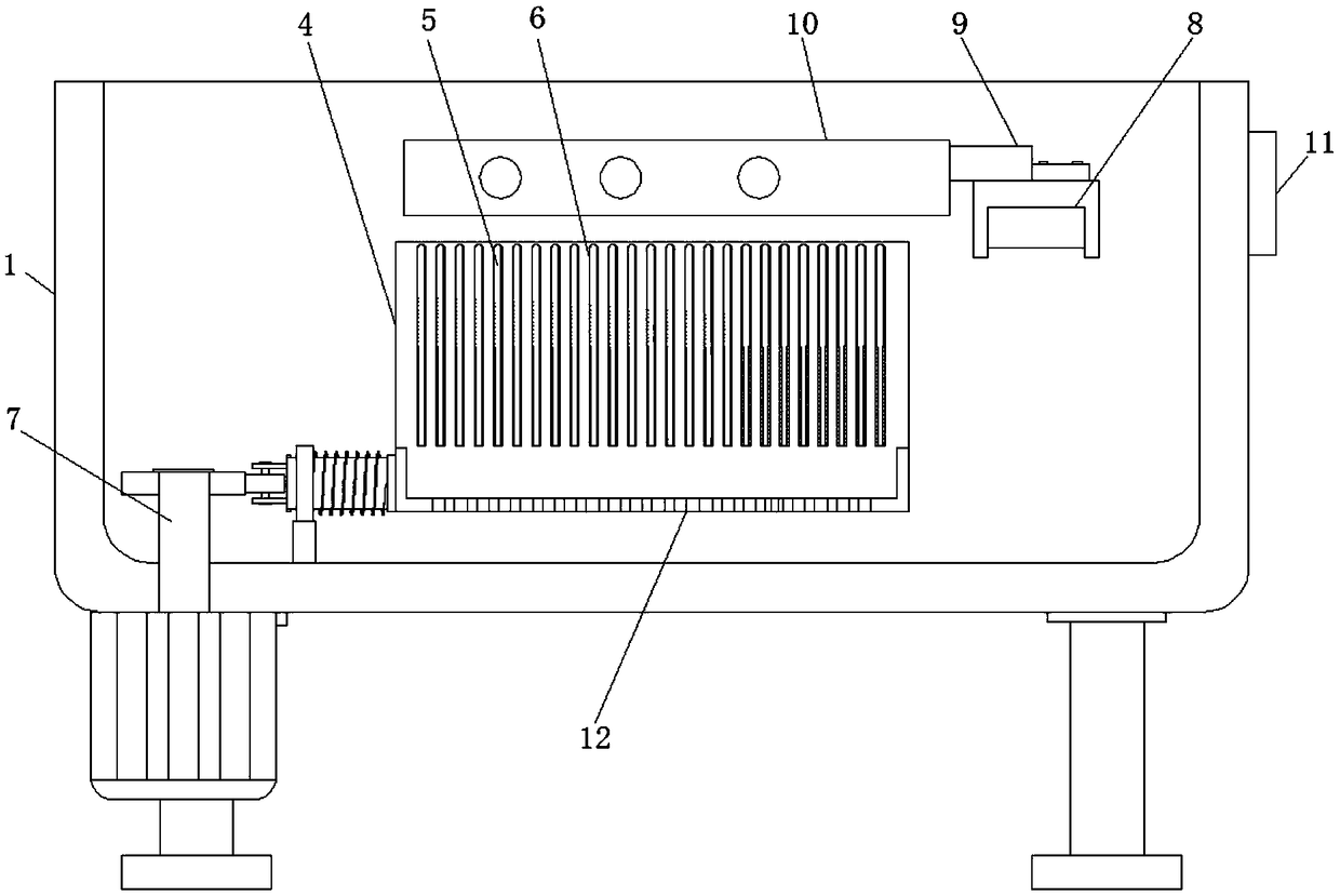 A comb cleaning device for a plastic large-tooth flat comb