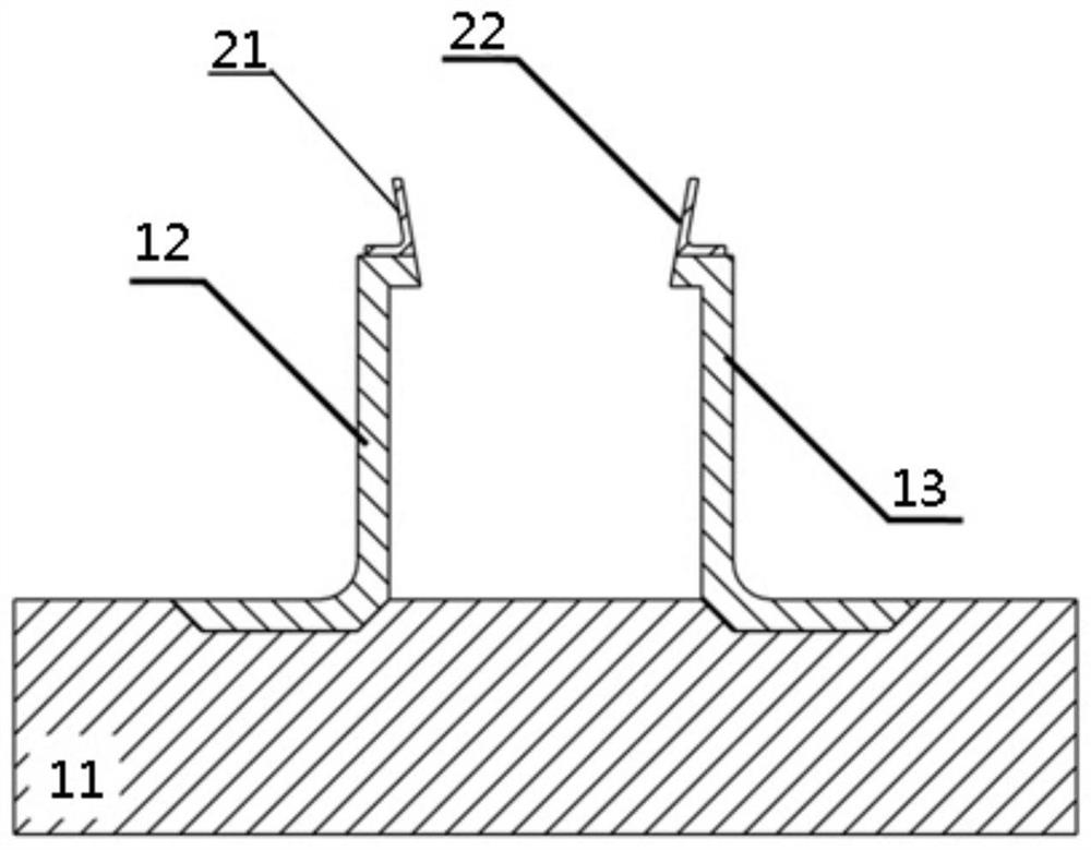 A molding tool and a method for preparing a rectangular hollow composite material tubular member using the molding tool