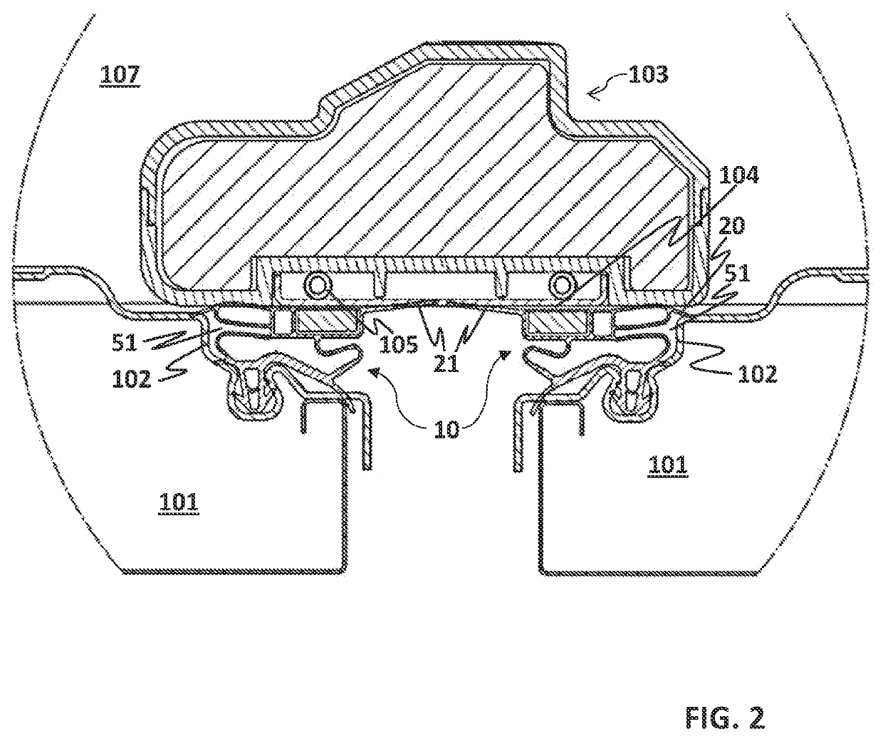 Sealing assembly for cooling device doors and cooling device having the sealing assembly