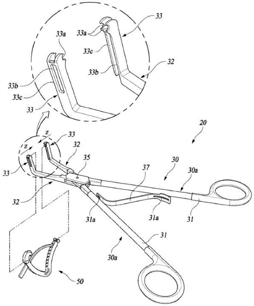 Banana clip for removing hemorrhoids, and surgical tool set including same