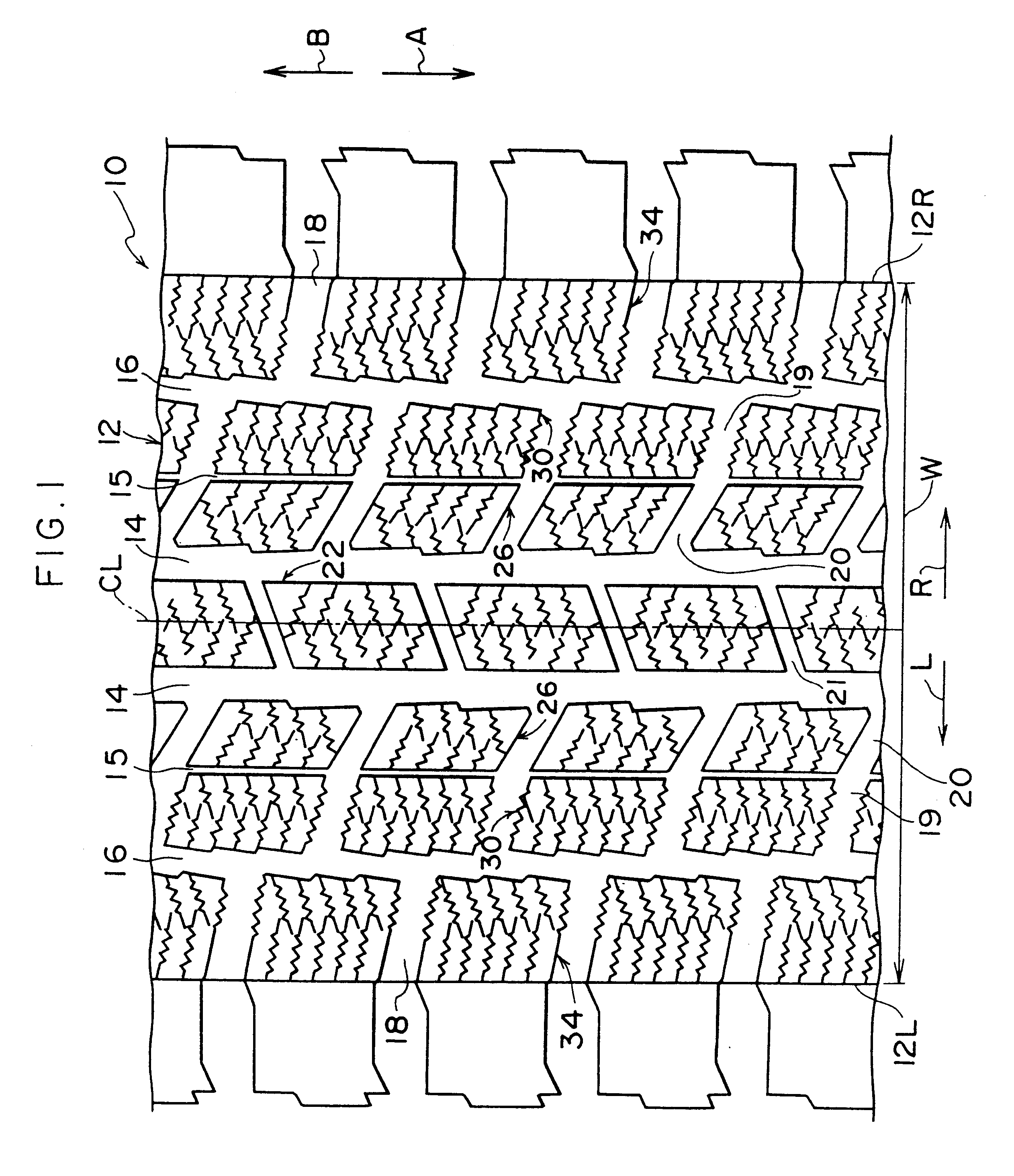 Pneumatic tire having tread including pairs of sipes