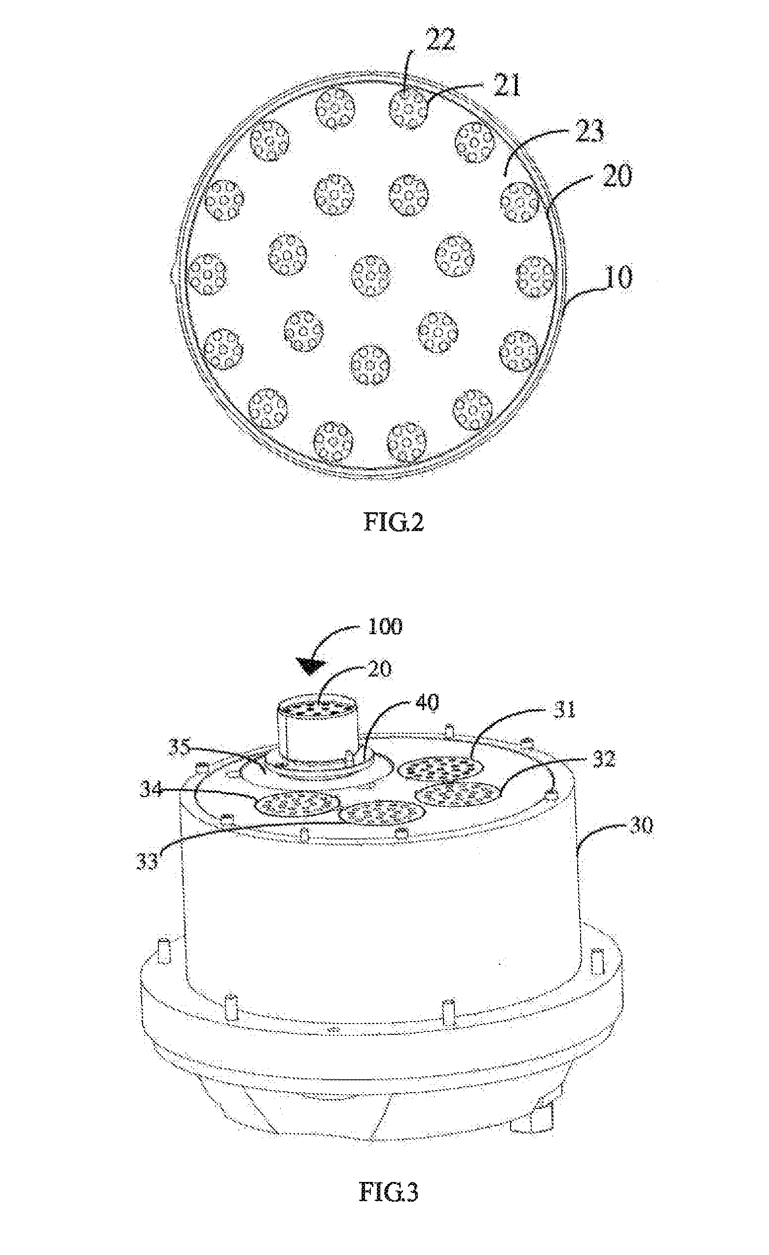 Self-focusing radioactive source device and radiating apparatus employing the same