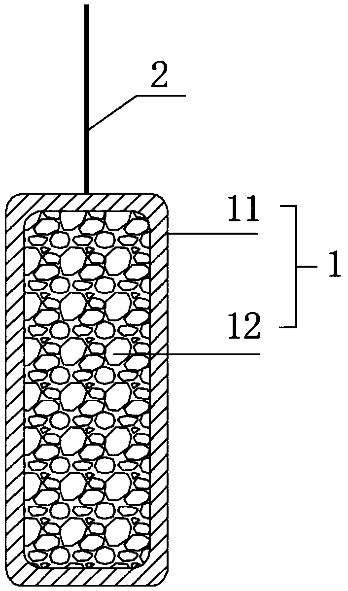Device for improving blast vibration attenuating effect of water filling shock absorbing holes and construction method