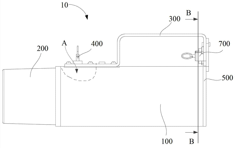 Flashlight and handle structure thereof