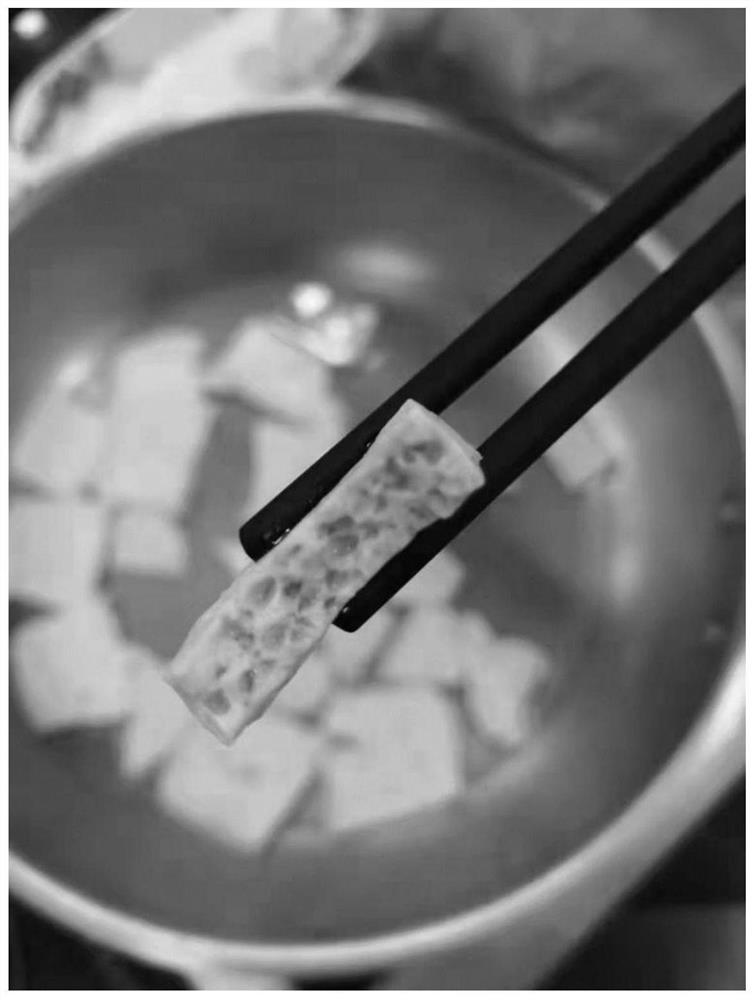 Method for preparing cooked bean curd with uniform pores