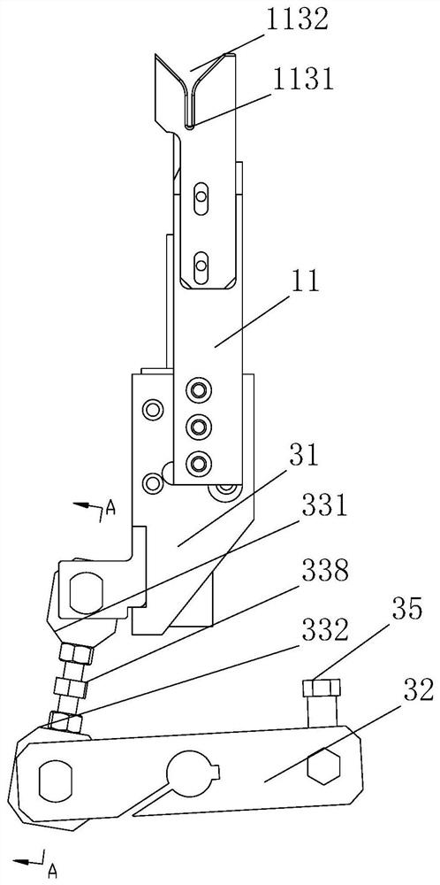 Forming device and packaging machine comprising forming device