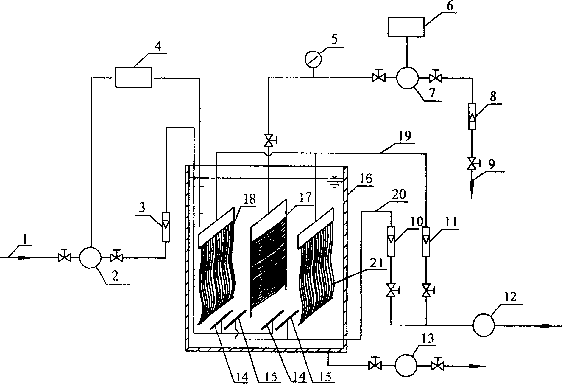 Integrated bubble-free aeration biological composite film film-separation biological reactor