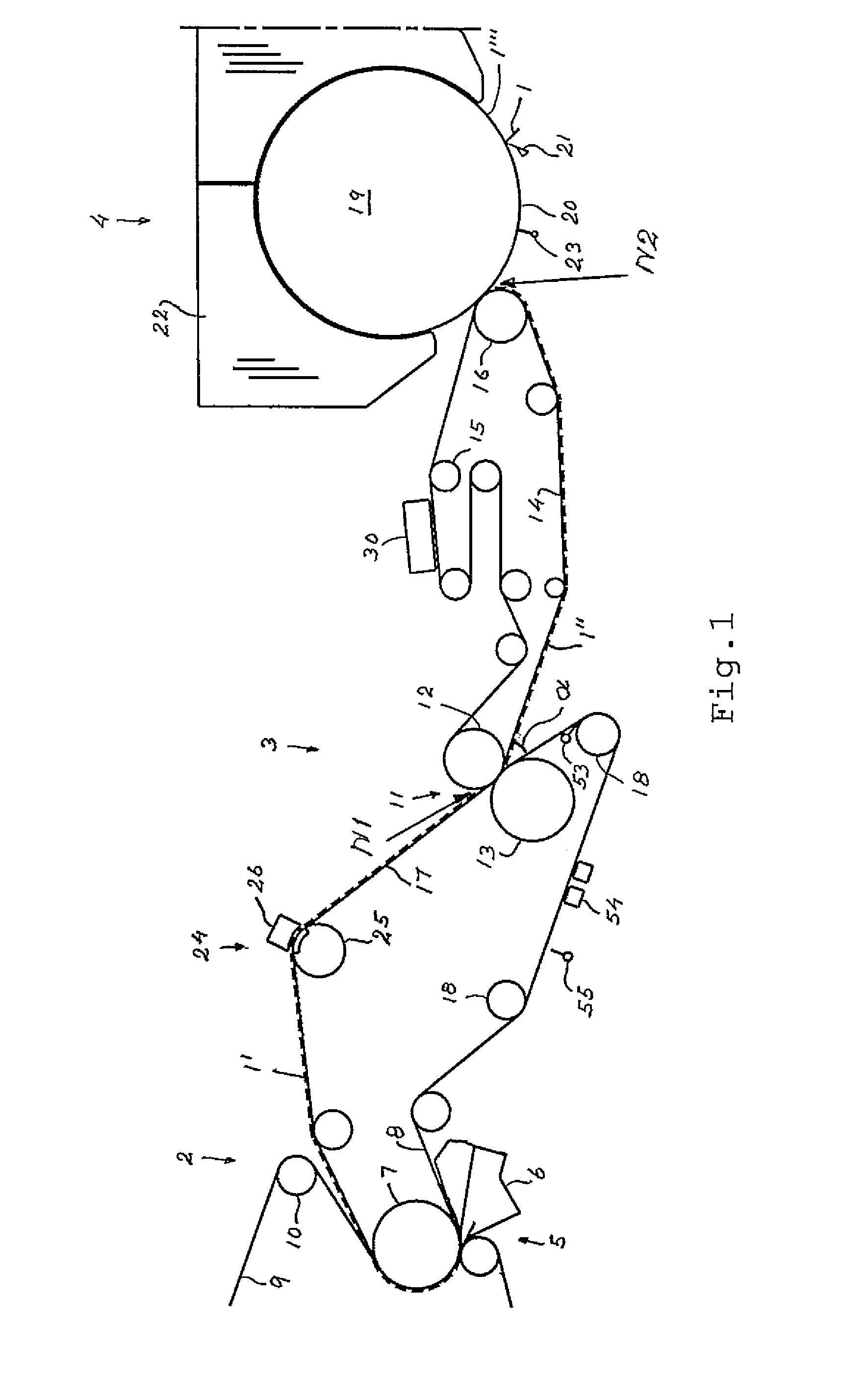 Tissue papermaking machine and a method of manufacturing a tissue paper web