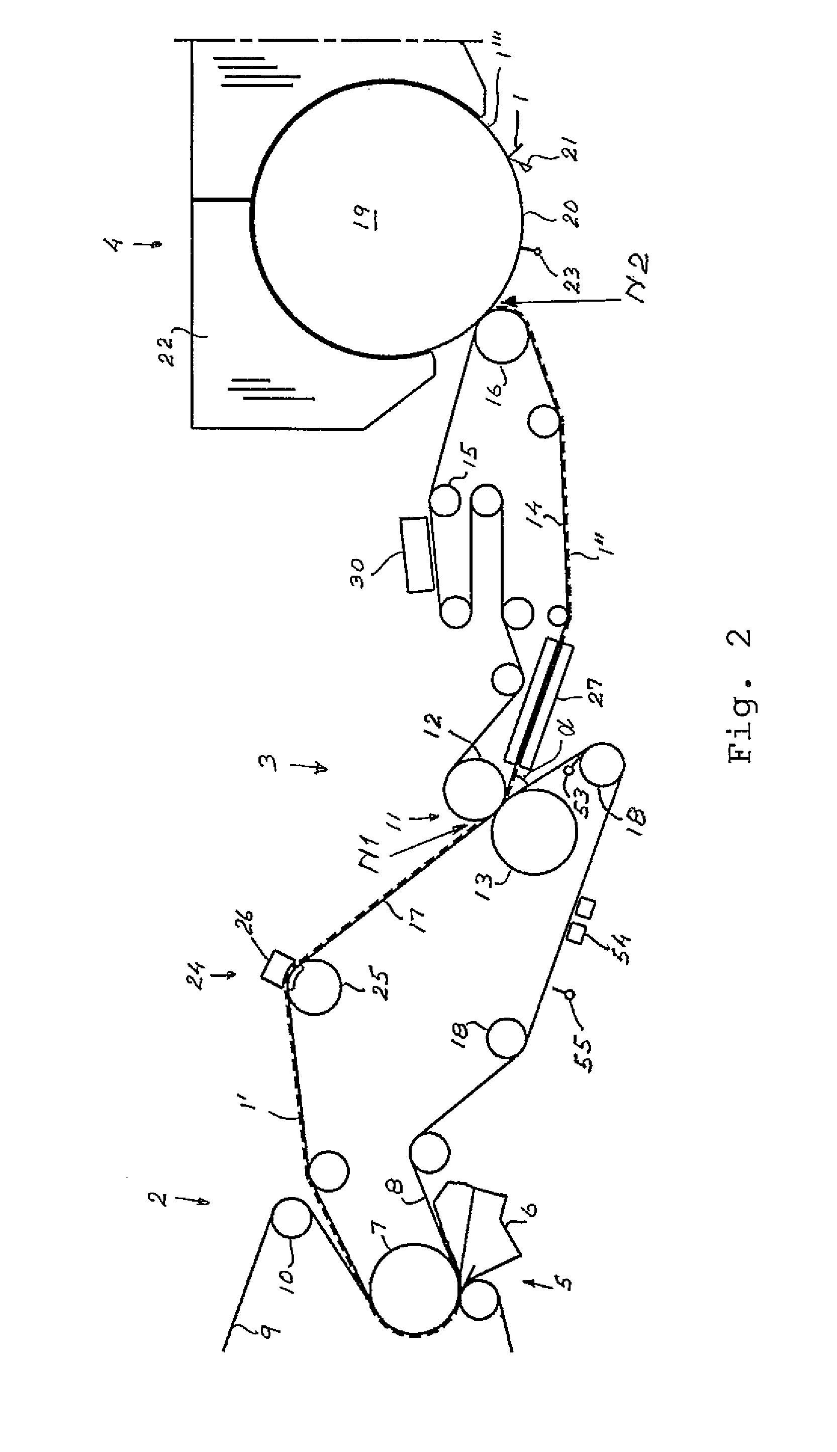 Tissue papermaking machine and a method of manufacturing a tissue paper web