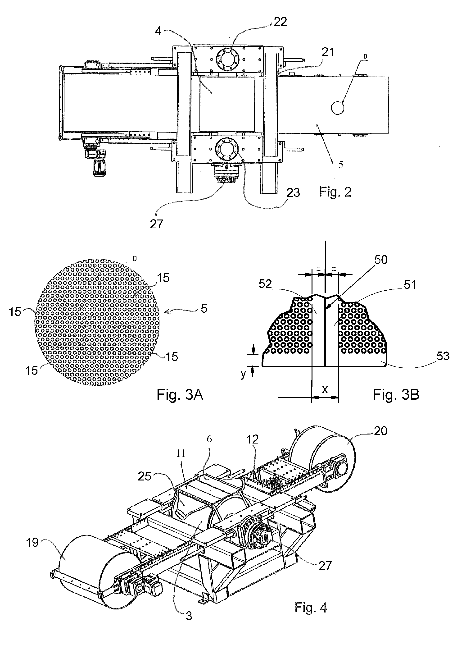 Apparatus and a method  for dewatering wood chips