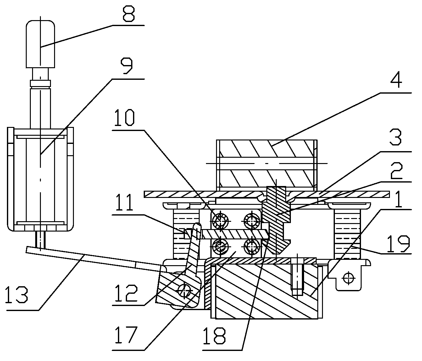 Straight-movement AC(Alternating Current) contactor with lock catch arranged at center