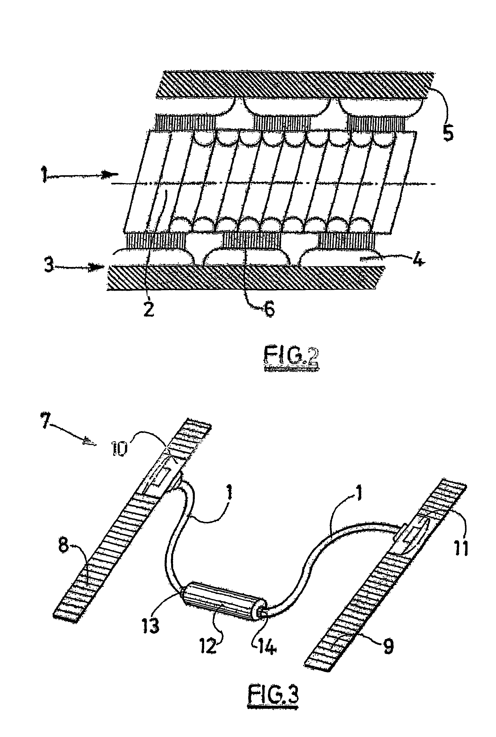 Device for transmitting a rotational movement by means of a smooth shaft