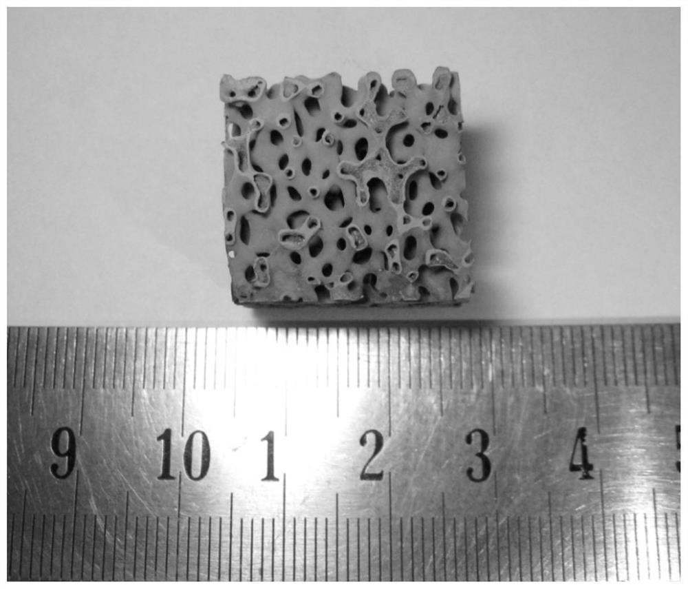 A kind of hollow foam material and its preparation method and application