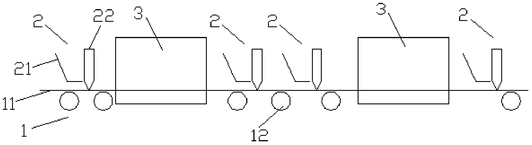 Middle glue spreading device improving flame-retardant effect of flame-retardant coating