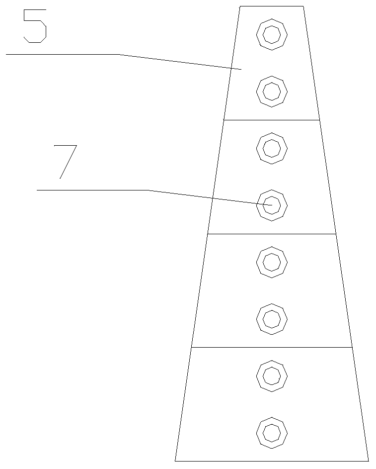 Blast furnace charging bucket material receiving and distribution device