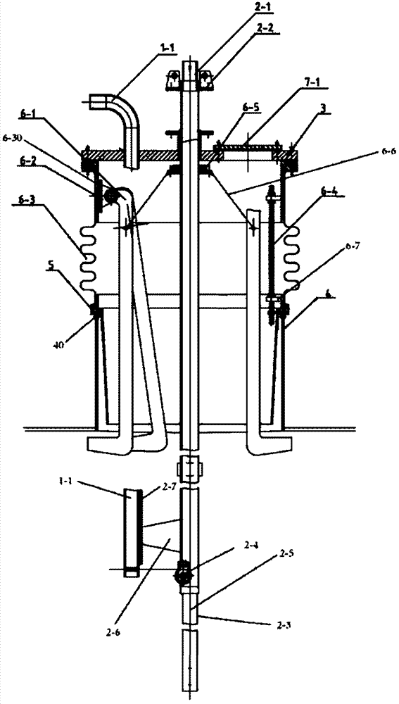 Closed self-locking cleaning device of tank