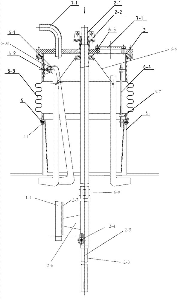 Closed self-locking cleaning device of tank