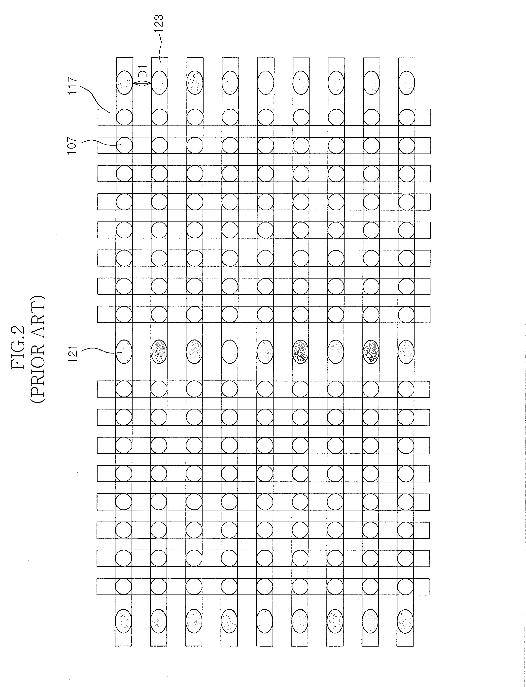 Phase change memory device with alternating adjacent conduction contacts and fabrication method thereof