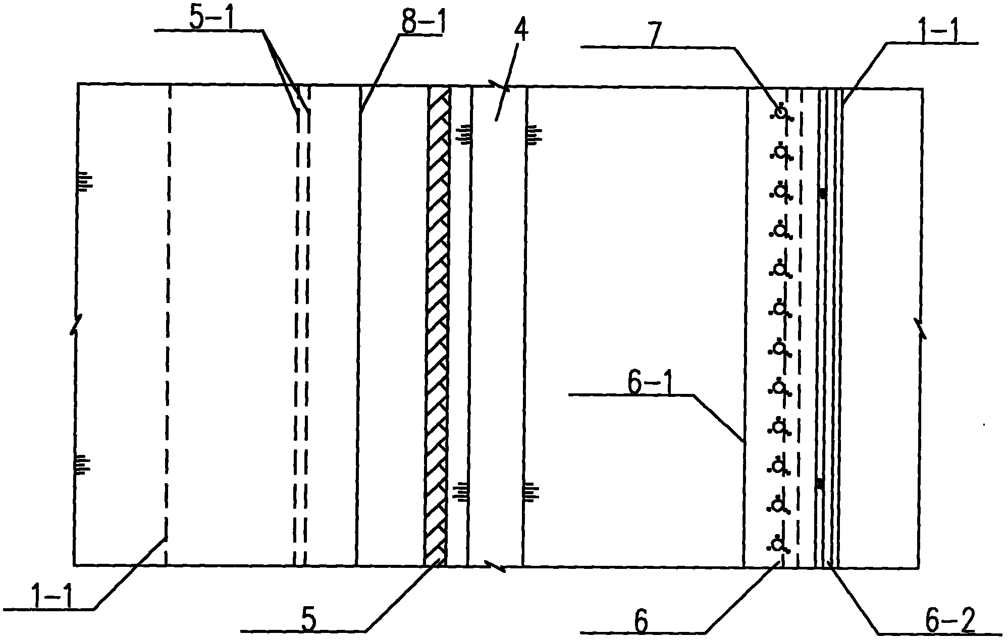 Debris retaining structure for debris fields and construction method thereof