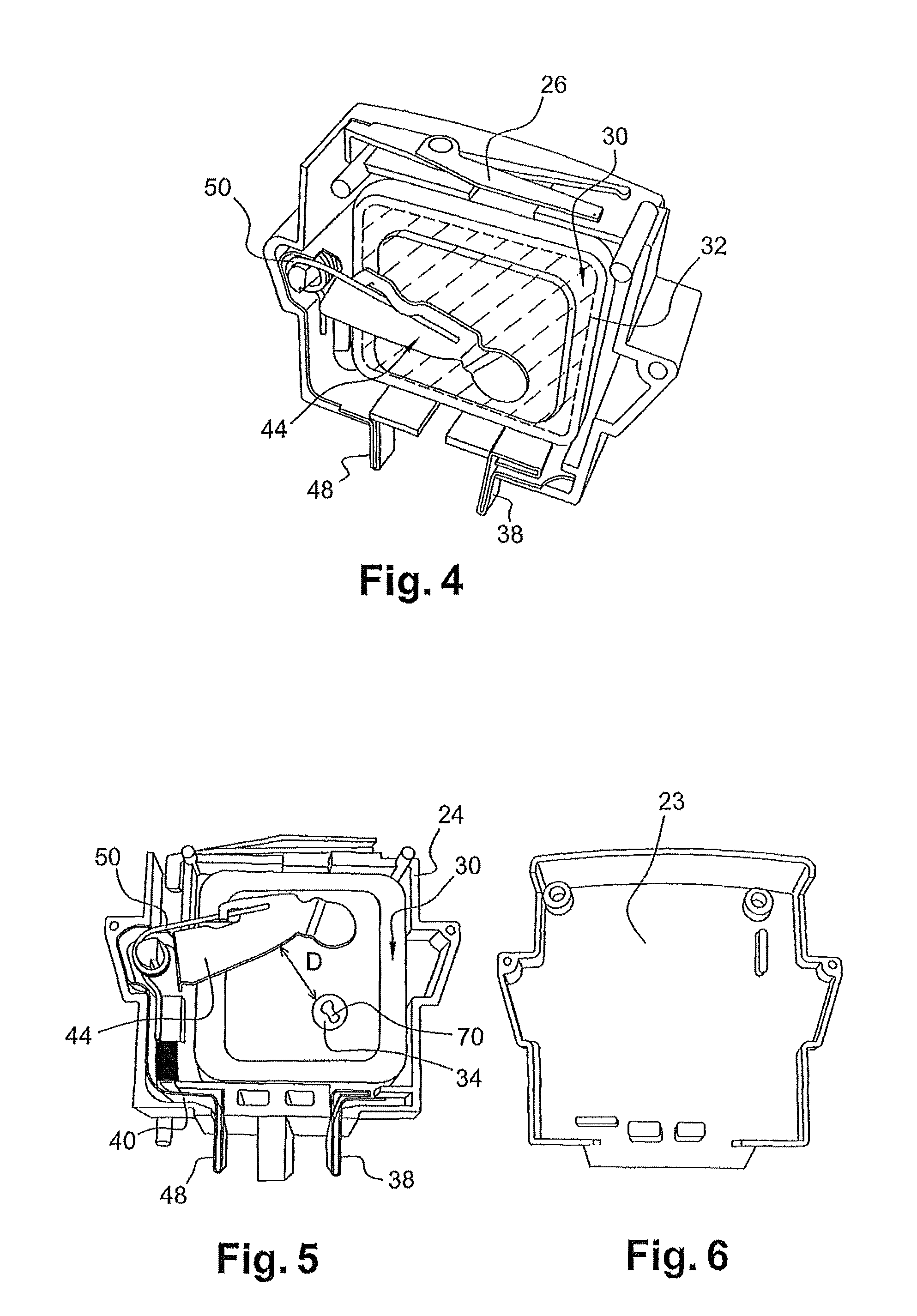 Varistor comprising an electrode having a protruding portion forming a pole and protection device comprising such a varistor
