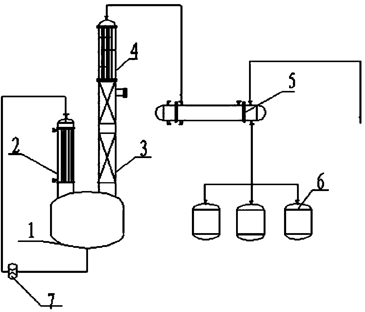 Device and method for purifying delta-decalactone by vacuum batch distillation
