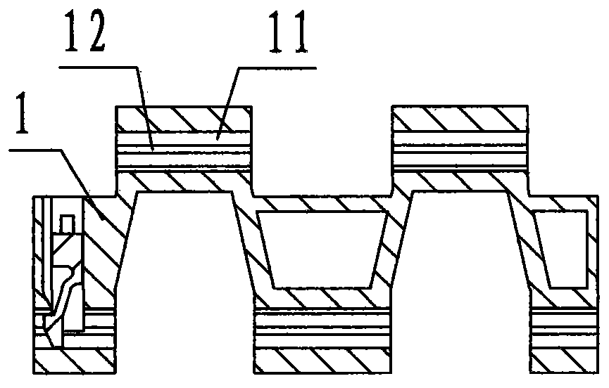 Plastic module chain assembly provided with dirt discharge groove