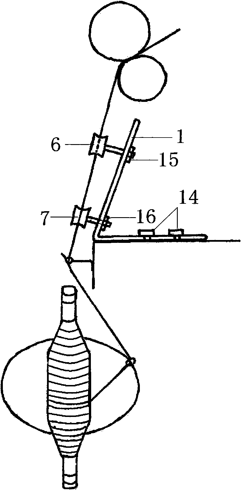 Device for changing form of ring spinning twisting triangular space