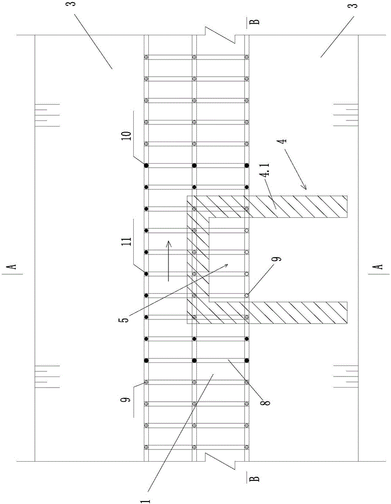 Cofferdam semi-enclosed type foundation pit without interrupting water conveying during canal lining restoration and method