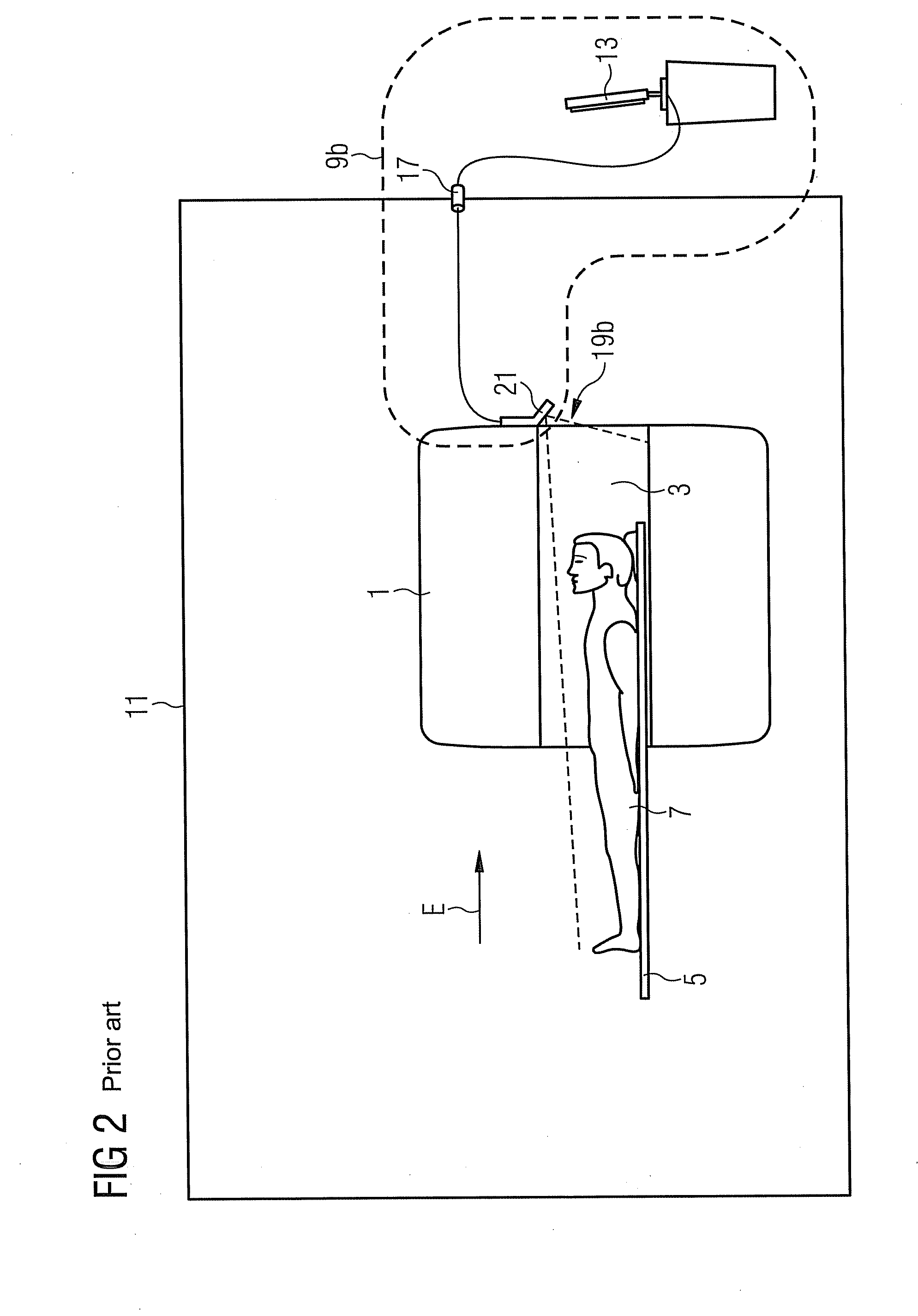 Tomography arrangement and method for monitoring persons