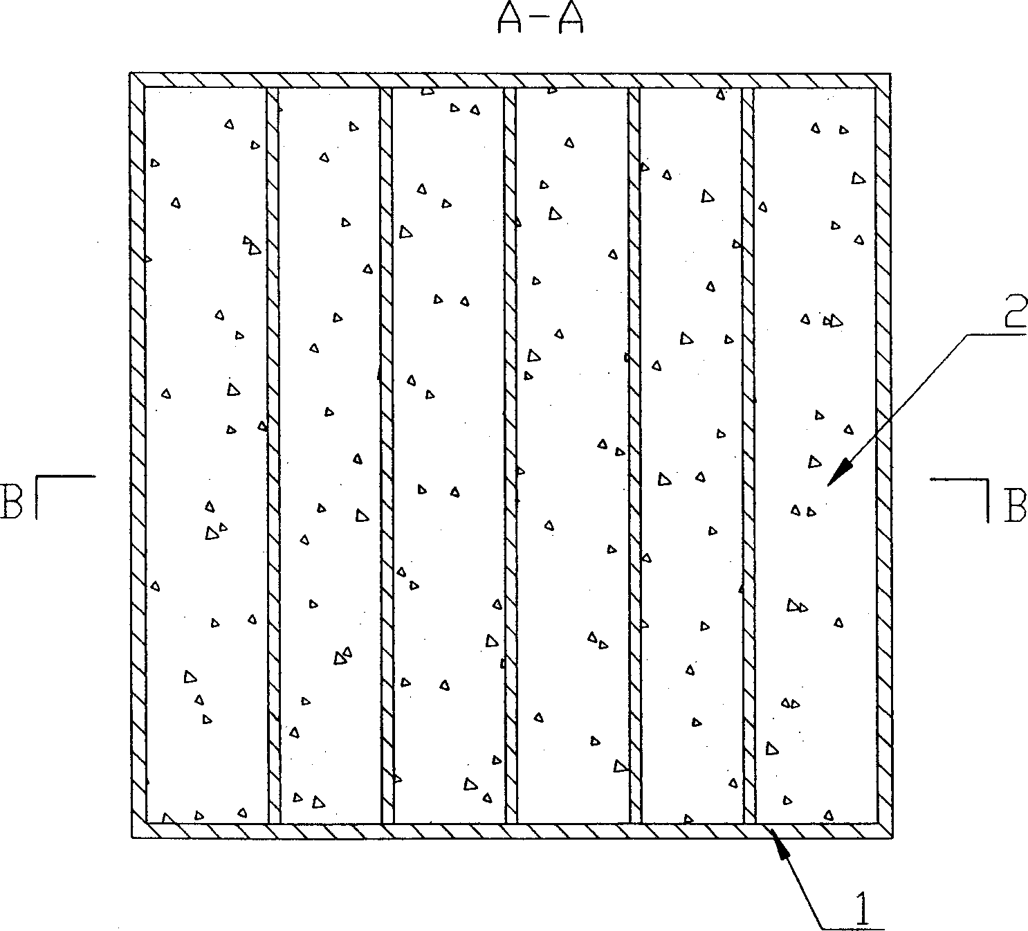 Composite building board material capable of load bearing and its productioin method