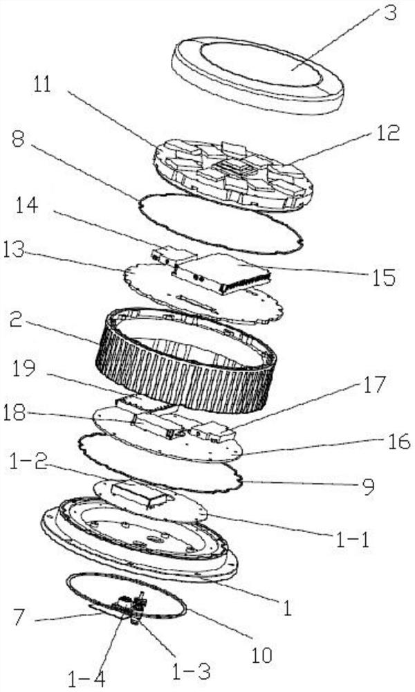 Anti-interference antenna with high isolation of receiving and transmitting channels