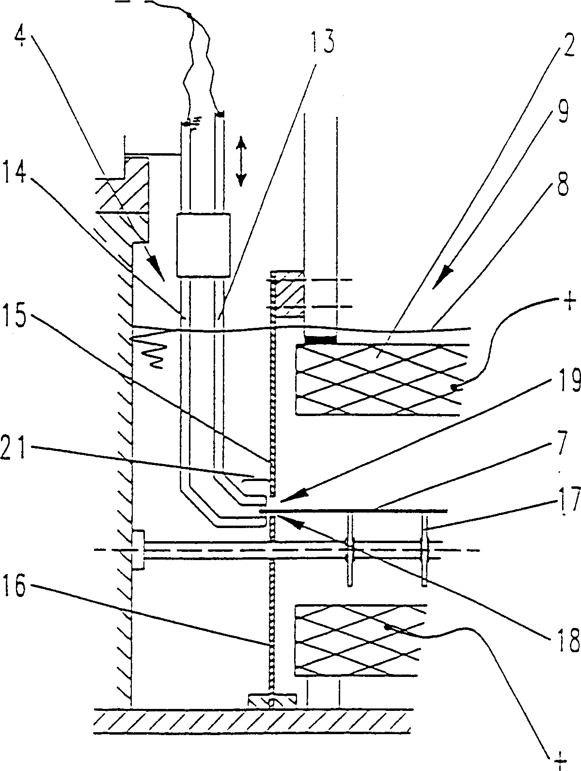Device and method for evening out thickness of metal layers on electrical contact points on items that are to be treated