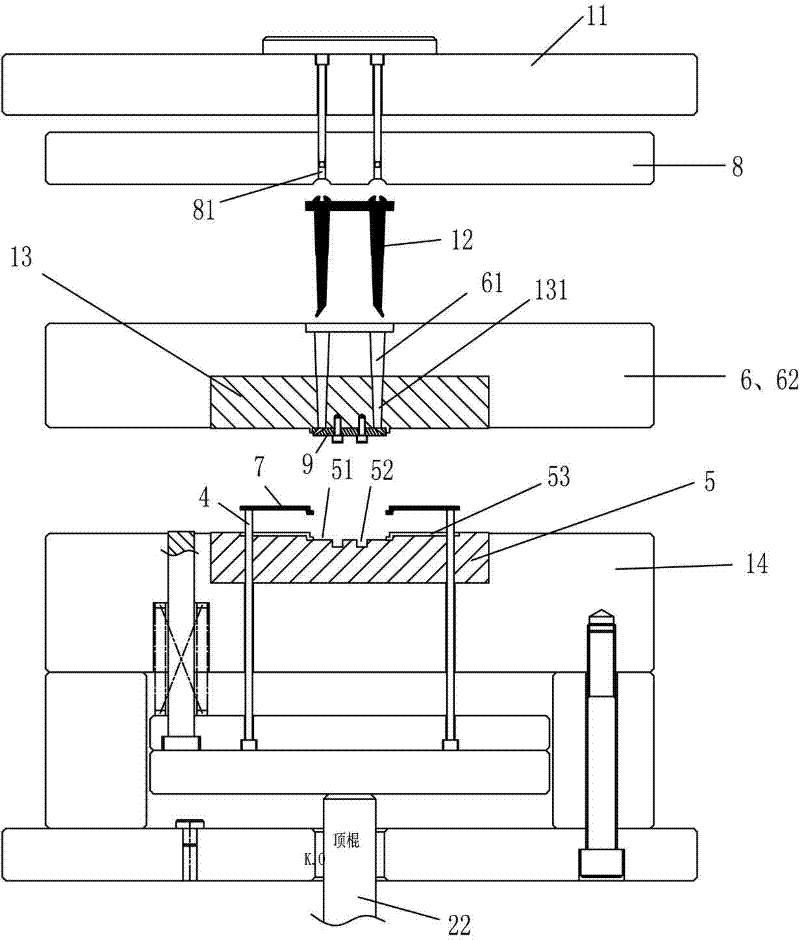 Mold for automatically cutting water port in mold of common injection molding machine through cold pulling