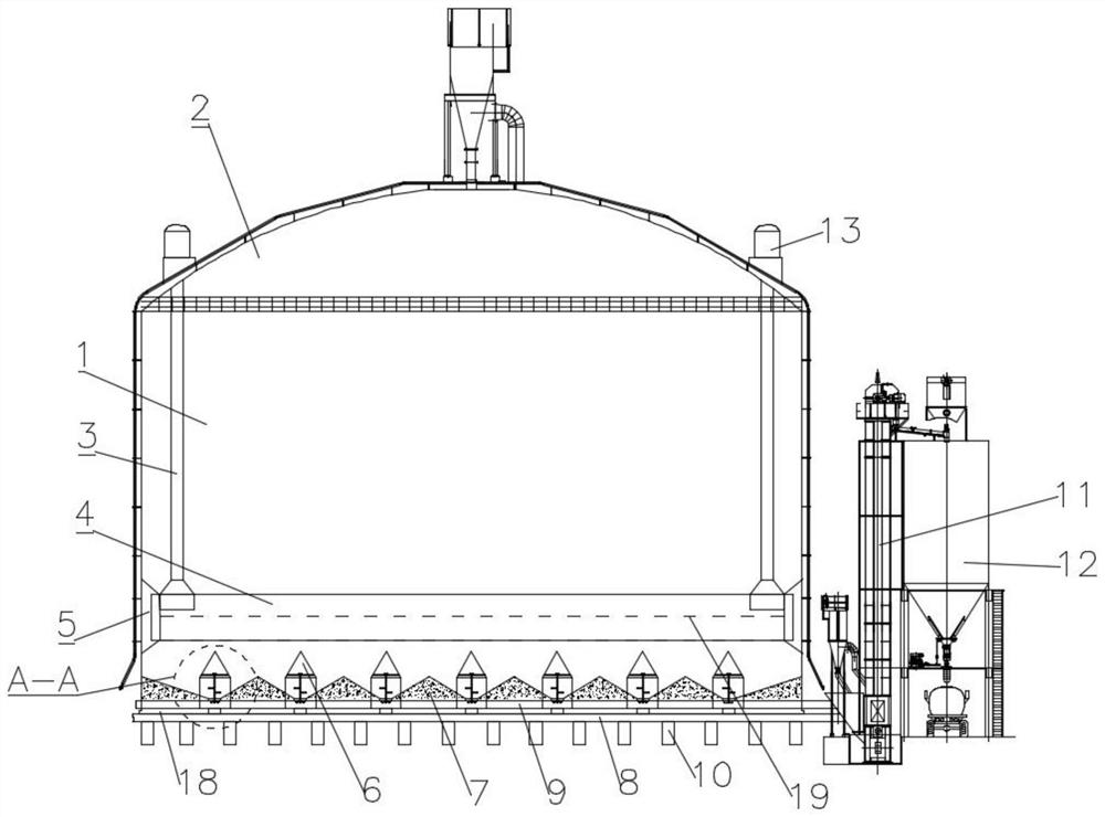 Steel silo with flat base type accelerated discharge device