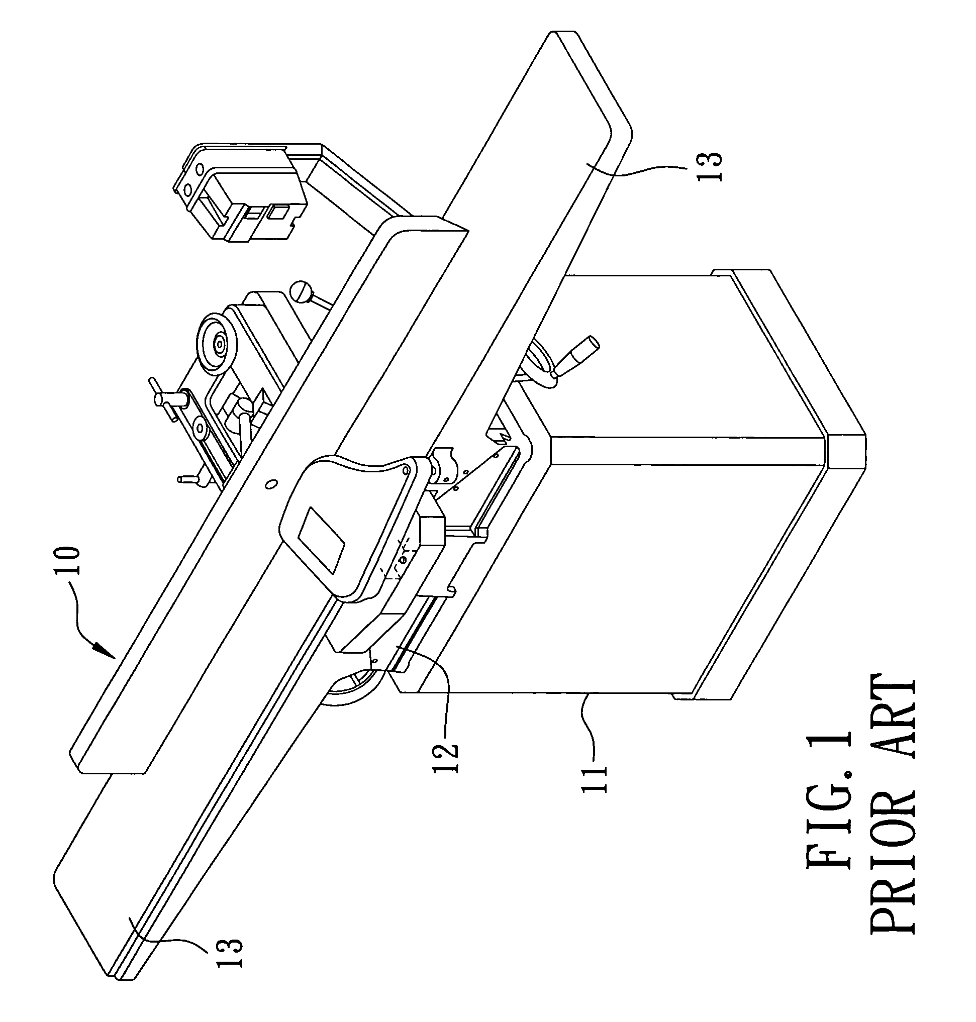 Level adjusting device for a cutter head of a jointer/planer machine