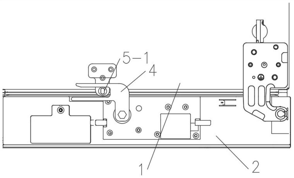 Door operating components and refrigerators