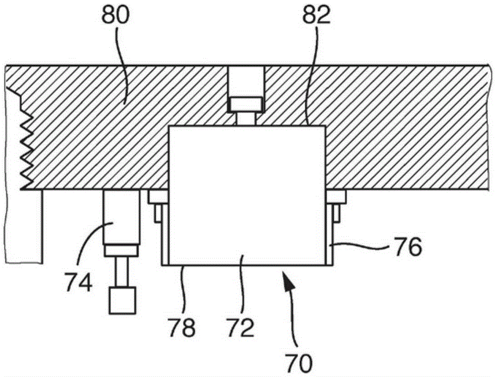 Lifting unit for lifting and lowering a container in a container treatment assembly