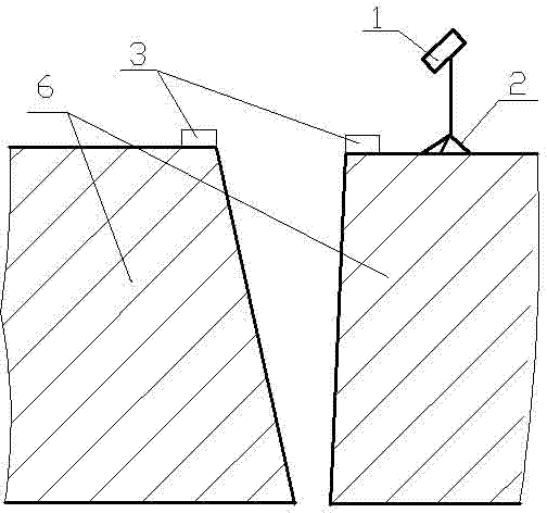 Device and method for monitoring collapse of dangerous rock by video recording method