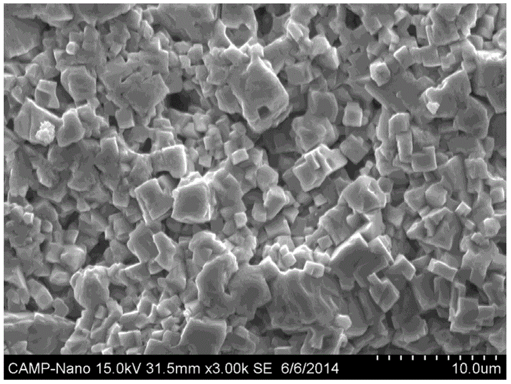 Method for synthetizing leadless piezoelectric ceramic K0.65Na0.35NbO3 powder adopting two-step hydrothermal method