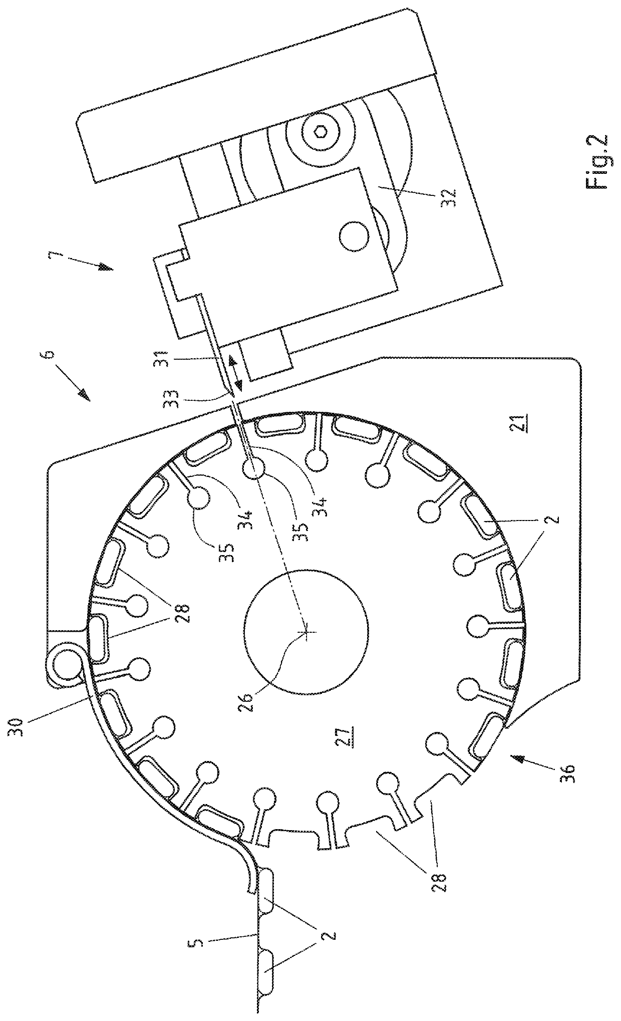 Method and device for applying additive packaging material
