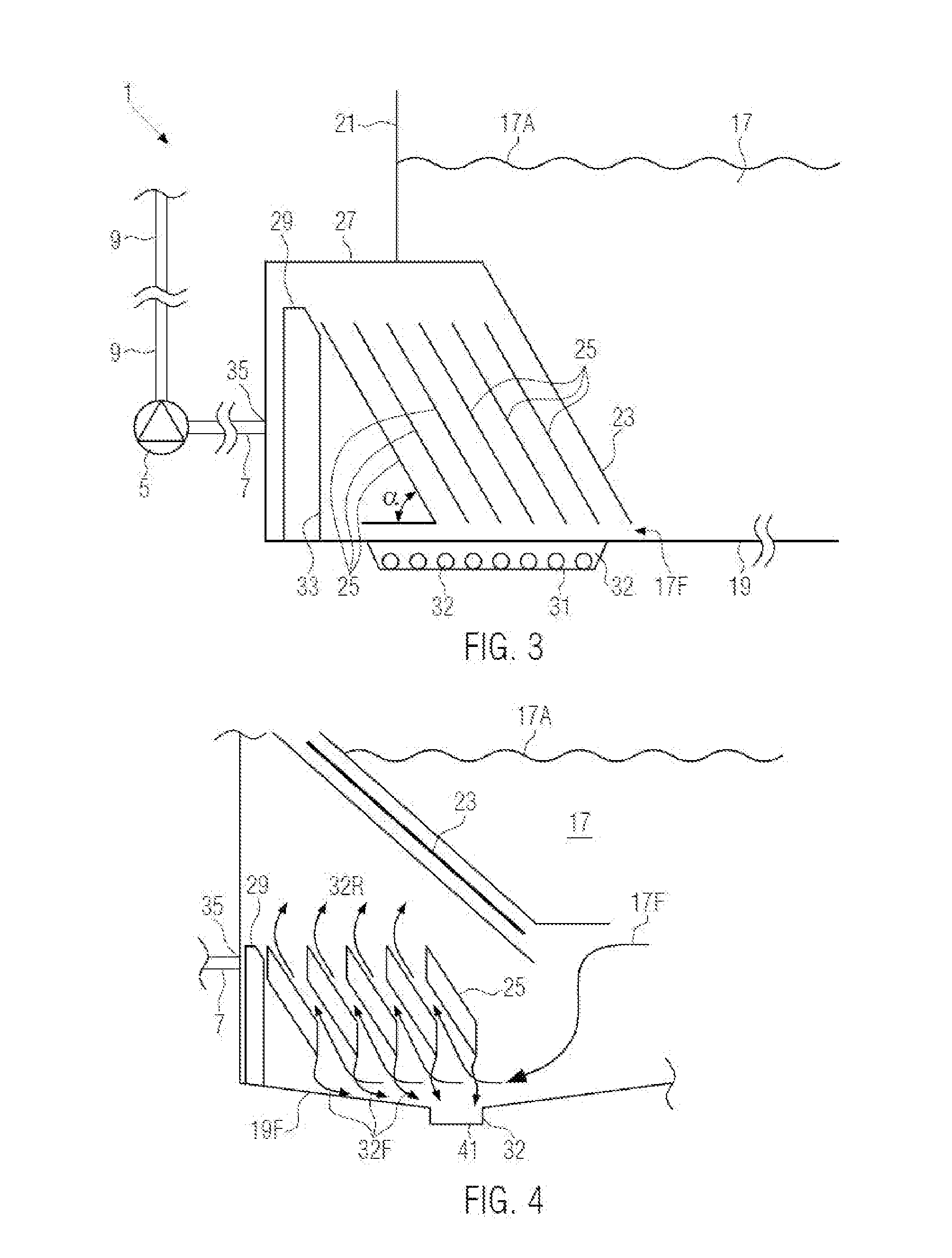 Device for thermally treating products with cleaning of the process liquid