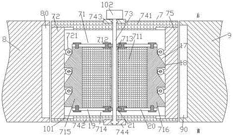 Covering device for movable connection gap of carriage